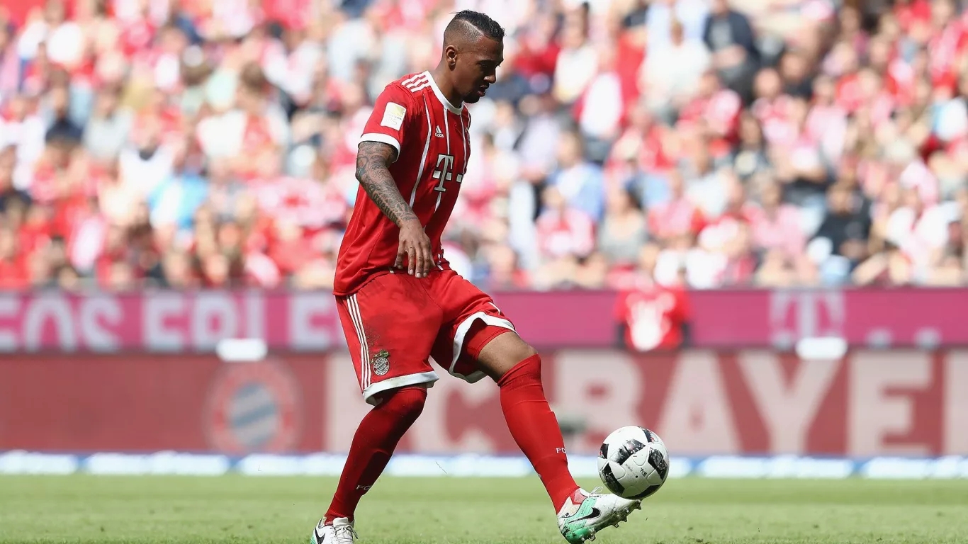 拜仁俱乐部官方宣布,球队后卫博阿滕右大腿后部肌肉拉伤.