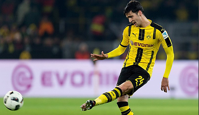 父亲:梅里诺希望留在多特,但想获得更多机会