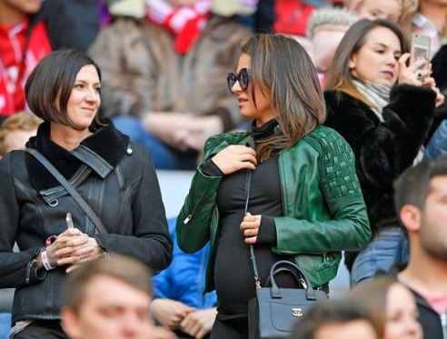 娇羞无限!怀孕安娜看台为莱万加油