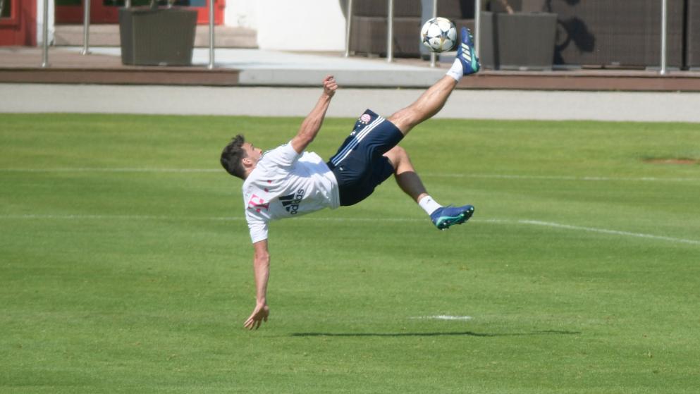 致敬c罗?胡梅尔斯训练中练习倒钩射门